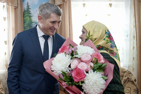Олег Николаев вручил юбилейные медали  труженицам тыла из Красноармейского округа
